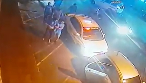 Taxistas atacan y someten a golpes a conductor de Uber