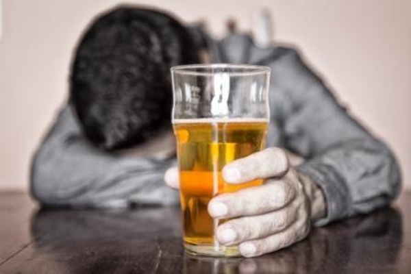 HOY / Por día una persona se quita la vida: buscan “aliviar” bajón anímico con alcohol, pero no ayuda