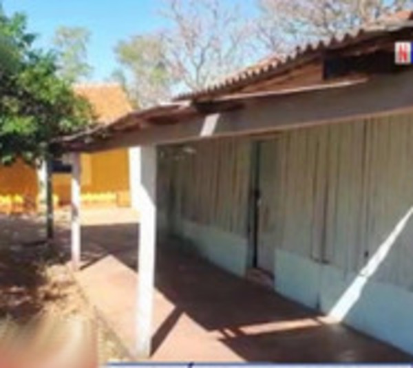 Escuela se cae a pedazos y alumnos dan clases bajo carpas - Paraguay.com