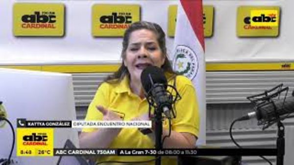 Modelo argentina, condecorada por defender el Chipa Guasu - ABC Noticias - ABC Color