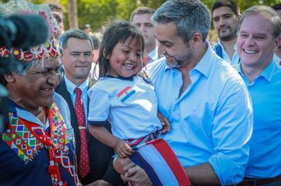 Presidente visita comunidad indígena Maká para verificar avances en construcción de viviendas sociales