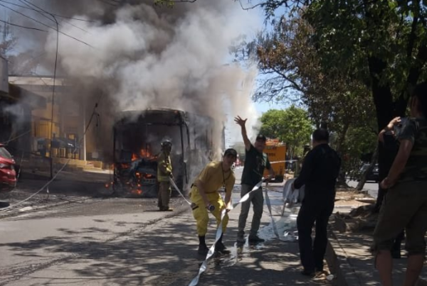 HOY / Otro bus chatarra se incendia en pleno trayecto