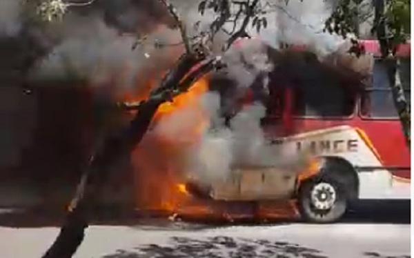 Bus de la Línea 18 arde en llamas en zona de la Terminal de Asunción