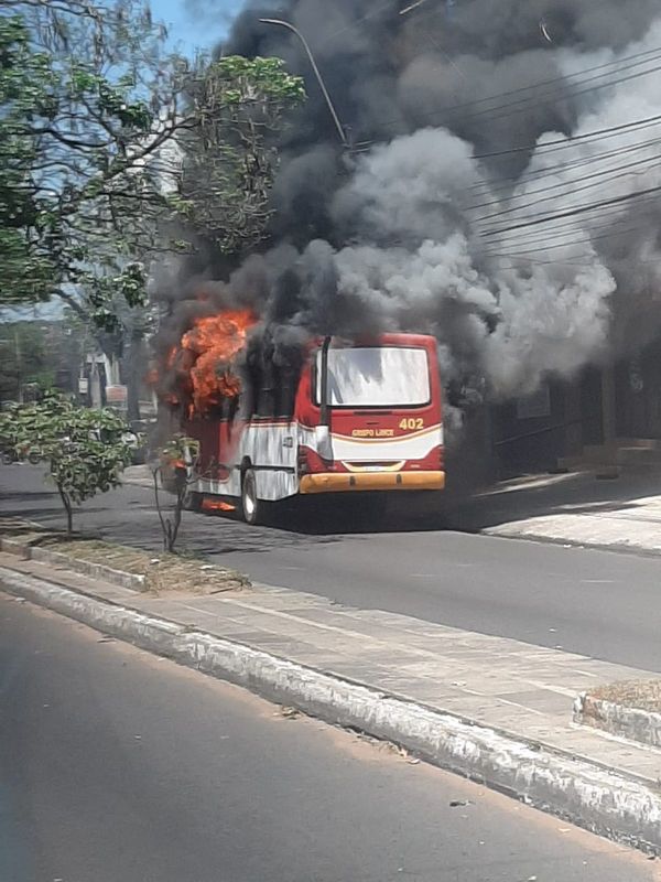 Otro bus se incendia en Asunción