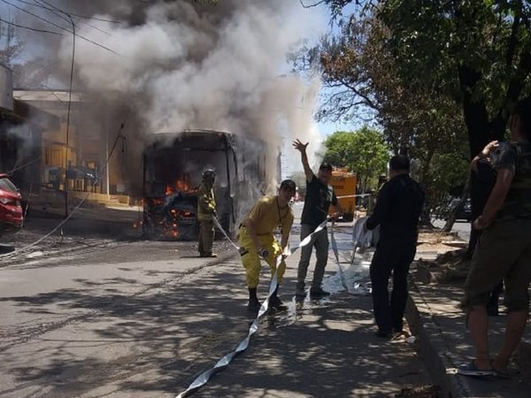 Bus se incendia en zona de la Terminal de Asunción
