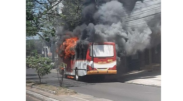 Otro colectivo arde en llamas en plena avenida - ADN Paraguayo