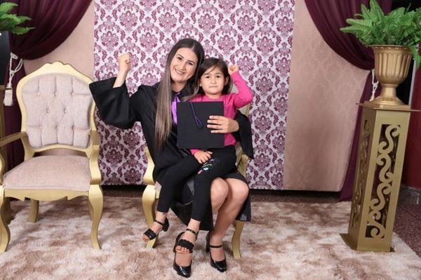 Le dijeron que no iba a graduarse por tener una hija, pero demostró lo contrario - Digital Misiones