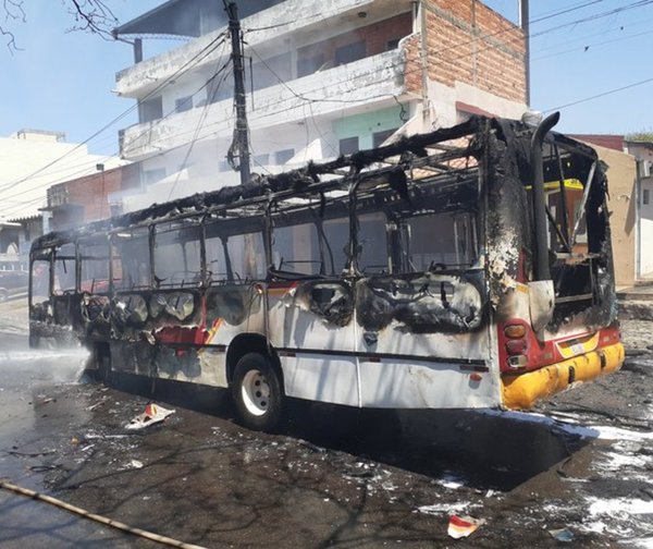 ¡Otro bus ardió en llamas!