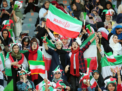 Mujeres iraníes hacen historia con su entrada al estadio Azadi