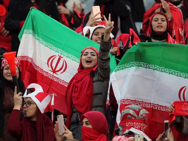 Las mujeres iraníes hacen historia con su entrada al estadio Azadi