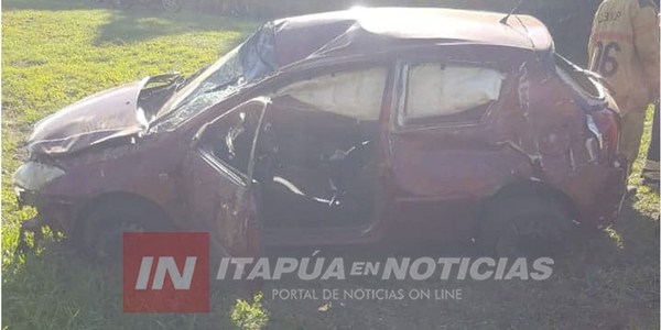 AUTOMÓVIL VOLCÓ CERCA DEL PUENTE CAPIIBARY EN HOHENAU