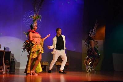 Amichi Oujeyma firme en el Latino