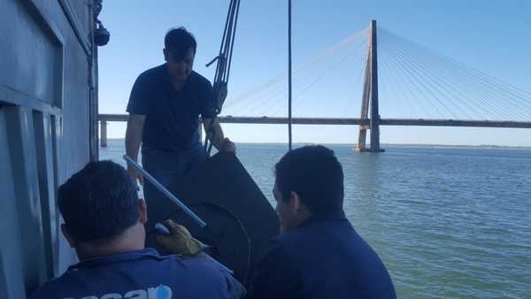 Buzos especializados limpiaron tuberías para agua potable en Encarnación » Ñanduti