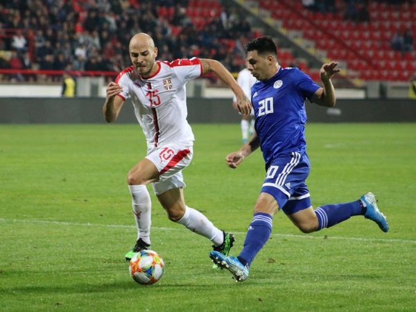 La Albirroja no aguanta con 10 y cae sobre el final ante Serbia