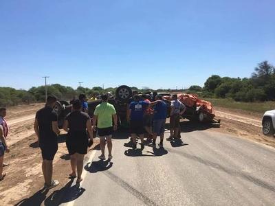 Camioneta iba al rally del Chaco y volcó en Mariscal Estigarribia - ADN Paraguayo