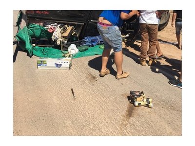Con cervecita y todo, volcaron camino al Transchaco Rally