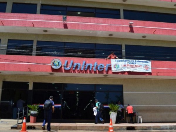 Bajos costos y poca exigencia de universidades atraen a brasileños