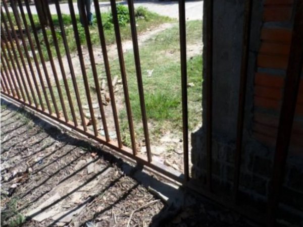Bofetada: Pese a Fonacide, entregan obras mal revocadas y  rejas oxidadas
