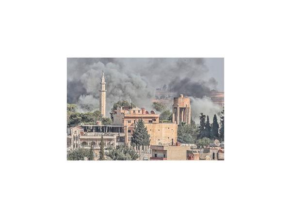 Miles de civiles huyen del avance de Turquía en Siria