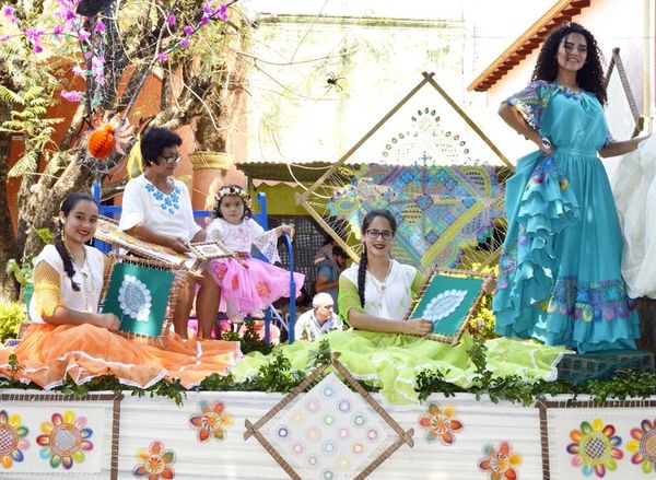 Desfile de carrozas  por el Día del Ñandutí - Interior - ABC Color