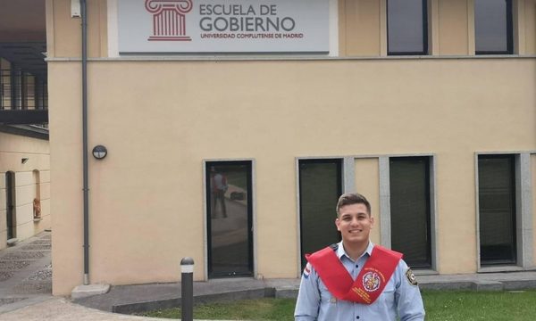 Policía de la banda de músicos se recibe de Magister en España