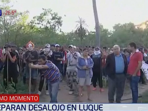 En medio de tensión, se inicia el desalojo de familias en Luque