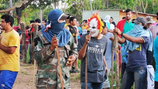 Invasores se resisten: Fiscal otorga media hora de tiempo o serán sacados a la fuerza - ADN Paraguayo