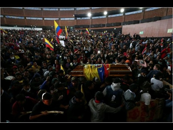 Un multitudinario velorio despide a indígena fallecido en protesta en Ecuador