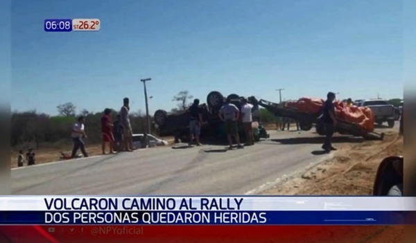 Hermanos sufren heridas en vuelvo de camioneta que iba al rally