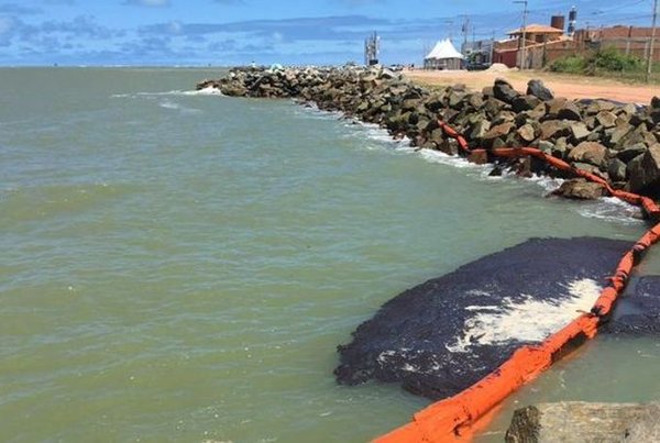 Manchas de petróleo en playas de Brasil "podrían provenir de Venezuela"