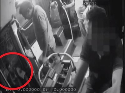 Derramó agua caliente a chofer porque no le paró