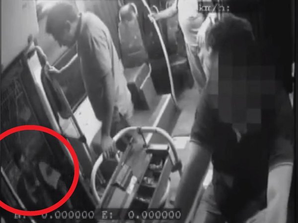 Derramó agua caliente a chofer porque no le paró