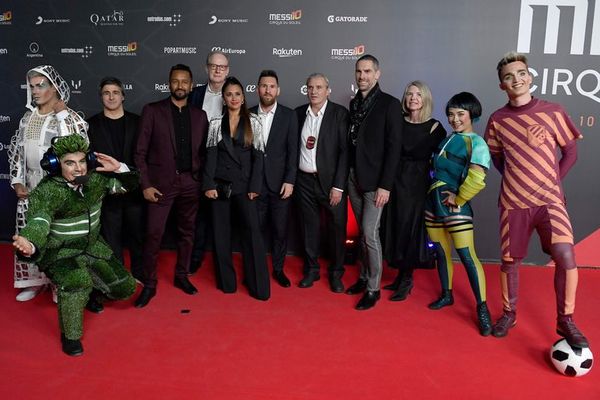 Messi aplaude a los artistas de Cirque du Soleil en el estreno de “Messi10” - Espectáculos - ABC Color