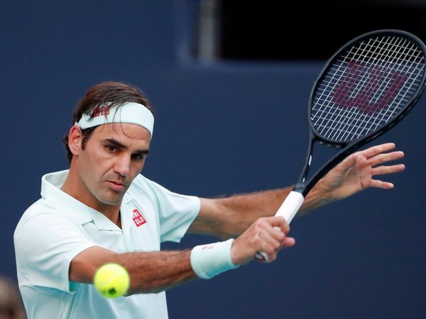 Federer se desespera y queda fuera de Shanghái tras perder contra Zverev
