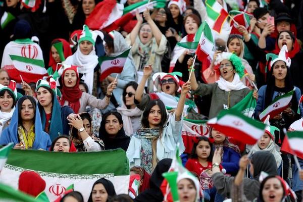 Mujeres iraníes asisten a su primer partido de fútbol en 40 años » Ñanduti