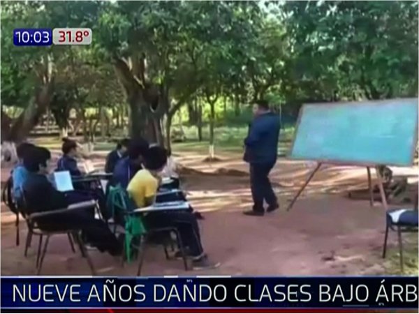 Hace 9 años dan clases bajo el árbol en San Pedro