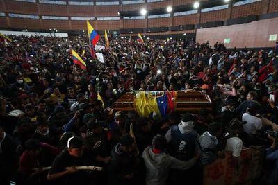 Un multitudinario velorio despide a indígena fallecido en protesta en Ecuador - Mundo - ABC Color