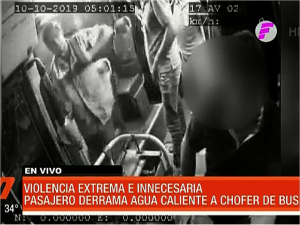 Violencia extrema: Pasajero arroja termo con agua caliente a un chofer