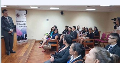 Estudiantes aprenden sobre adición y cambio de nombre