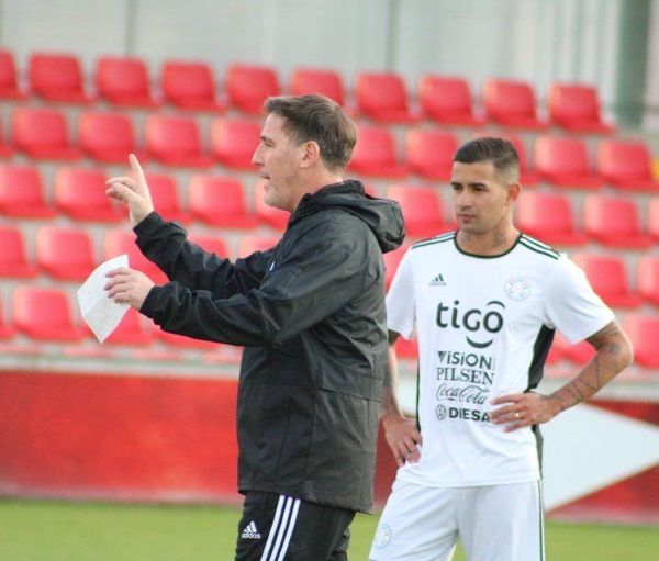 Eduardo Berizzo admite que arbitro jugo un papel preponderante para la victoria de Serbia