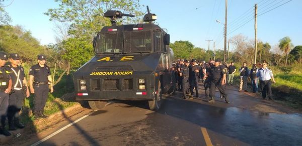 Policias despejan a 150 familias de siete hectáreas en Luque