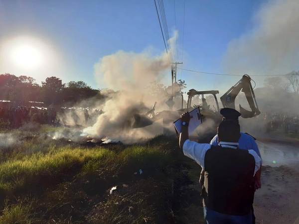 Desalojan a 1.000 familias del asentamiento "Flor de Itapuamí" •