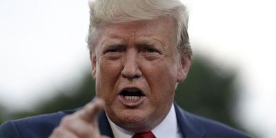 Asediado por varias crisis, Trump desata su rabia en mitin