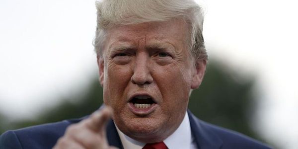 Asediado por varias crisis, Trump desata su rabia en mitin