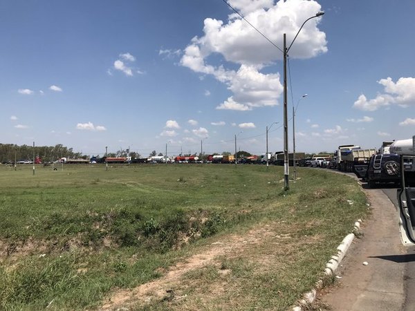 Manifestación de indígenas genera caos por cierre del puente Remanso