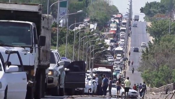 Nativos ocupan el Puente Remanso