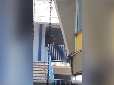 Principio de incendio causa susto en predio de la Facultad de Filosofía