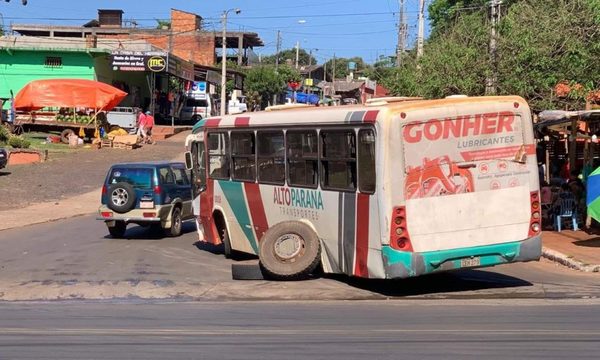 Colectivo de empresa Alto Paraná pierde rueda en plena calle