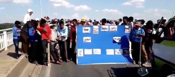 HOY / Puente Remanso bloqueado por nativos: piden viviendas, víveres y que se vaya Allen