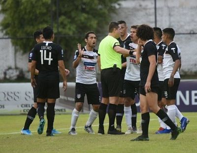 Decision arbitral causa polémica por supuesta intromisión de la televisión en jugada